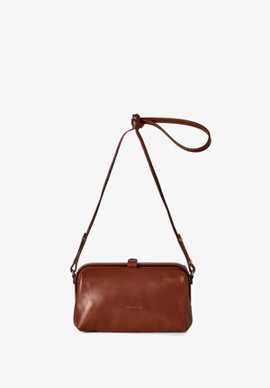 Borsa a mano in pelle marrone con forma rettangolare, chiusura con zip e una sola tracolla regolabile. Texture liscia con minimi dettagli in metallo.