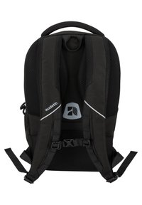 Čierny batoh s polstrovanými sieťovanými popruhmi, nastaviteľnými prackami a logom. Má elegantný, ergonomický dizajn s reflexnými akcentmi.