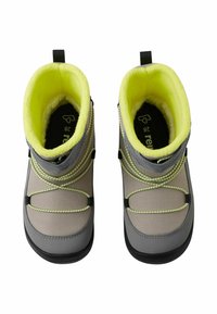 Szare wodoodporne buty o fakturowanej powierzchni, z limonkową podszewką i kontrastowymi sznurowadłami. Posiadają zaokrąglony nosek oraz miękką wewnętrzną wyściółkę.