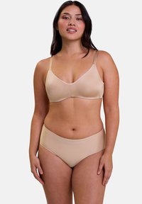 Soutien-gorge beige et culotte de style bikini assortie en tissu lisse. Le soutien-gorge présente des bretelles réglables et un design en V.