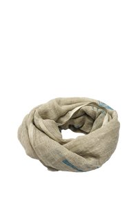 Jasnobrązowy lniany szalik w kształcie nieskończoności z delikatnymi niebieskimi wzorami, swobodnie zwinięty na białym tle.