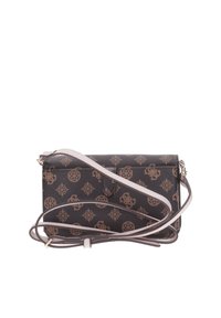 Borsa a tracolla marrone realizzata in materiale similpelle, con un motivo a logo ripetuto e una tracolla marrone chiaro. Chiusura con zip nella parte superiore.