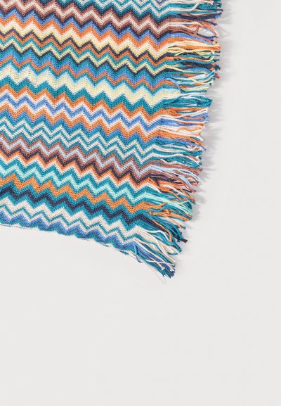 Πολύχρωμο υφαντό ύφασμα με σχέδιο ζιγκ ζαγκ και φουντωτές άκρες σε αποχρώσεις μπλε, πορτοκαλί, λευκό και καφέ σε λευκό φόντο.