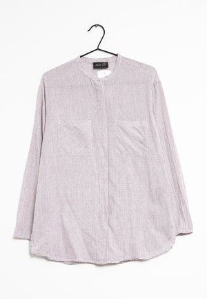 Overhemd met lange mouwen met klein geruit patroon, twee borstzakken en een bandkraag hangend aan een zwarte hanger.