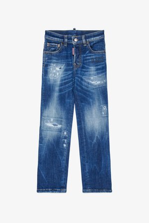 Jeans de ganga azul com um acabamento desgastado, apresentando detalhes rasgados e vários tons. Design de perna reta com fecho de botão e bolsos.