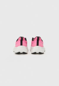Zapatillas deportivas de color rosa brillante con una parte superior de malla texturizada, acentos negros y una suela de goma blanca. Presentan una lengüeta en el talón.