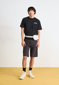Nike Sportswear AURA WAISTPACK UNISEX - Torbica za okoli pasu - light bone light bone black