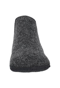 Grijze gevoerde slipper met een ronde neus, gladde textuur en een stevige zwarte zool. Eenvoudig ontwerp zonder zichtbare hardware of accenten.