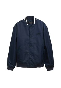 Chaqueta bomber azul marino hecha de un tejido suave, con cuello de canalé a rayas blancas, botones a presión y logotipo bordado en el pecho.