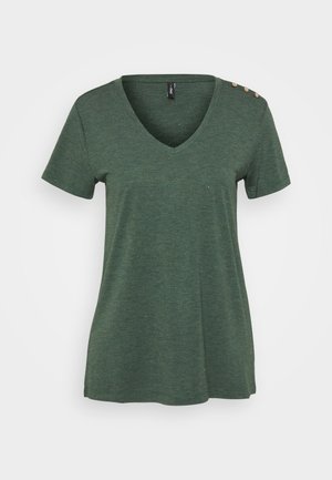 Groene T-shirt met korte mouwen en V-hals, voorzien van een subtiele gestructureerde textuur en drie decoratieve knopen op de linker schouder.