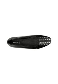 Scarpa piatta in pelle nera con punta arrotondata, caratterizzata da borchie metalliche sulla parte superiore. All'interno presenta una fodera nera testurizzata, etichettata 'wojas'.