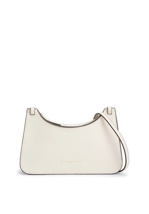 Minimalistyczna torebka na ramię w kolorze kremowym z cienkim paskiem, subtelną fakturą i małym wytłoczonym nazwiskiem marki na środku z przodu.