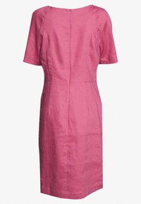 Robe en lin rose à manches courtes, col rond, et fermeture éclair au dos. Présente une silhouette ajustée et des détails subtils de coutures.