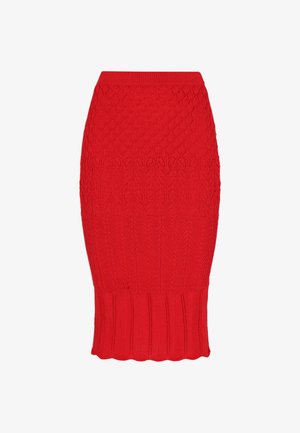 Czerwona dzianinowa spódnica ołówkowa z teksturowanym wzorem diamentowym, dopasowany fason, z prążkowanym dołem. Średniej długości, gładka w wykończeniu i elastyczna w tkaninie.