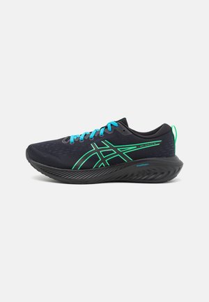 Chaussure de running noire avec logo vert vif et détails, lacets bleus, et semelle noire épaisse étiquetée AmpliFoam+, sur fond blanc.