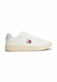 Witte sneakers met een soepel leren bovenwerk, beige rubberen zool en lichtpaarse hielafwerking, voorzien van een blauw en rood logo aan de zijkant.