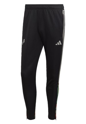 Sorte Adidas træningsbukser med hvide striber på siderne, elastisk talje og sportslogoer på lårene.