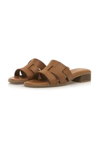 Sandales en cuir marron avec un design ouvert au niveau des orteils, présentant des accents découpés et un petit talon bloc. Texture lisse, style décontracté.