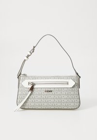Borsa DKNY grigia con motivo logo bianco, dotata di zip argentata e tracolla staccabile. Tessuto testurizzato con design elegante.