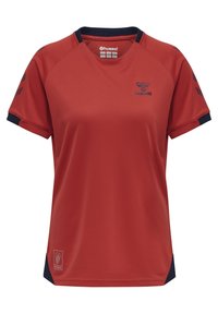 Rotes Sport-T-Shirt aus leichtem Material. Mit marineblauen Akzenten an den Ärmeln und dem Kragen. Hummel-Logo auf der Vorderseite zu sehen.