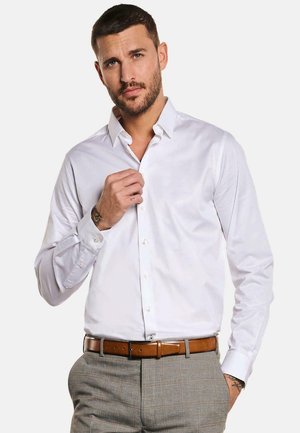 Weißes langärmliges Hemd mit Knöpfen und spitzem Kragen, glatter Textur, kombiniert mit grauen karierte Hosen und einem braunen Leder Gürtel.