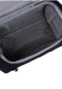 Zwarte tas interieur met een gladde grijze voering, met gaaszakken aan één kant. De tas heeft een rits en mist externe details.