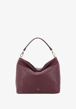 Sac à main en cuir bordeaux avec une forme incurvée, une texture douce et une seule poignée. Doté d'un matériel doré et d'un logo en bas à l'avant.