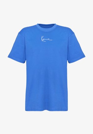 Camiseta azul de manga corta con cuello redondo y pequeño logo blanco "Kani" centrado en el pecho, mostrada sobre un fondo blanco liso.