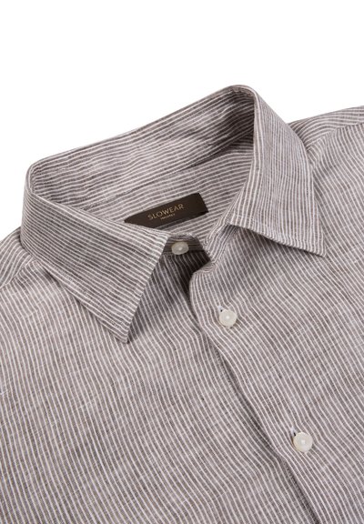Camisa con cuello y botones, con delgadas rayas verticales marrones y blancas, botones blancos y una etiqueta interior visible que dice "SLOWEAR".