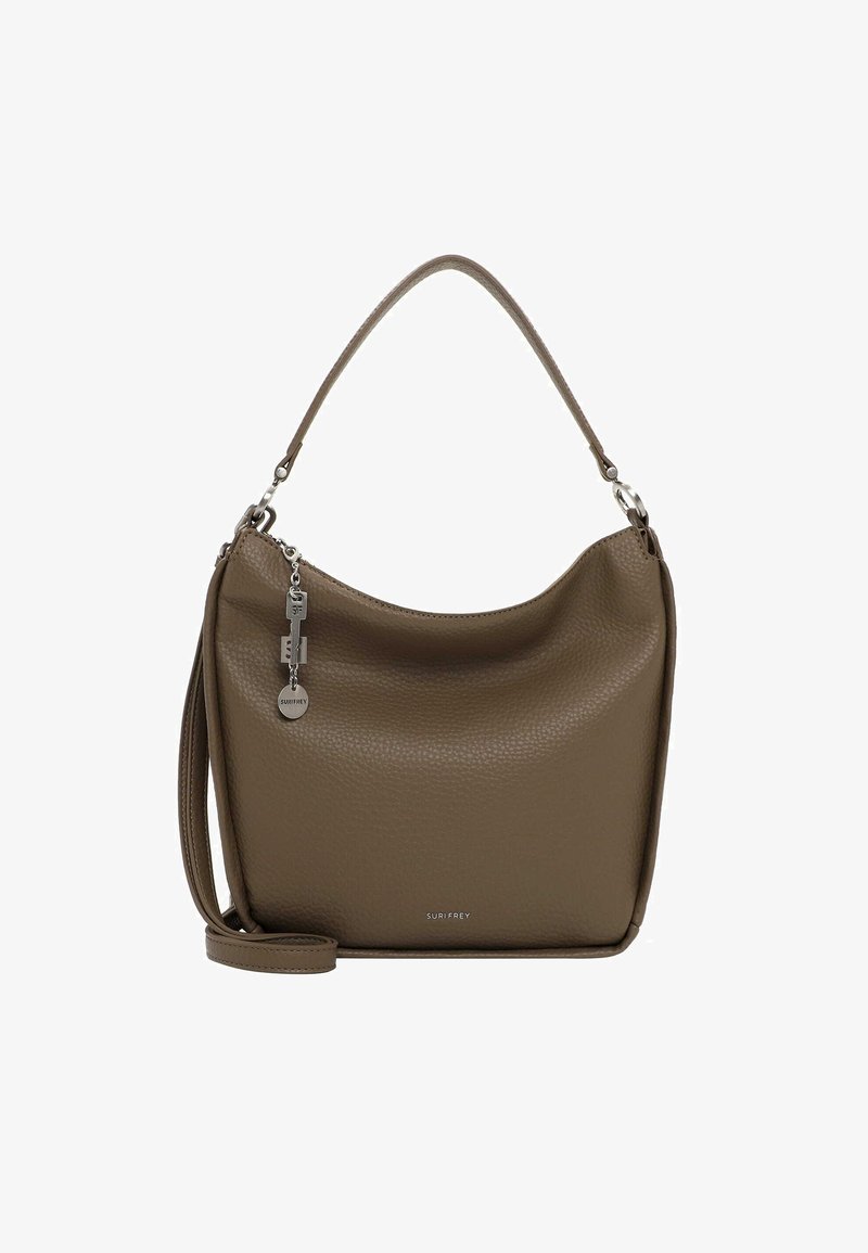 Brązowa skórzana torba na ramię o teksturowanej powierzchni, zakrzywionym kształcie, srebrnych akcesoriach i odpinanym pasku. Posiada detal z logo na przodzie.