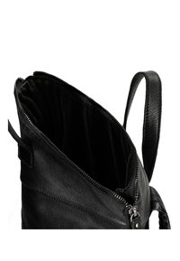 Borsa in pelle nera con apertura con zip, che mostra un ampio interno foderato di tessuto scuro, con un'esterno testurizzato e una tracolla robusta.