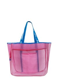 Bolsa de malla rosa grande con asas azules, que presenta un bolsillo de acento rojo y "Barbie" impreso en las asas. Diseño ligero y transparente.
