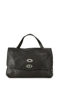 Borsa a mano in pelle nera con patta pieghevole, hardware in argento e due chiusure a scatto. Presenta una texture liscia e dettagli laterali.