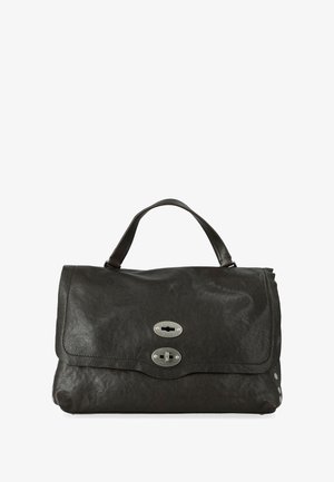 Borsa a mano in pelle nera con patta pieghevole, hardware in argento e due chiusure a scatto. Presenta una texture liscia e dettagli laterali.