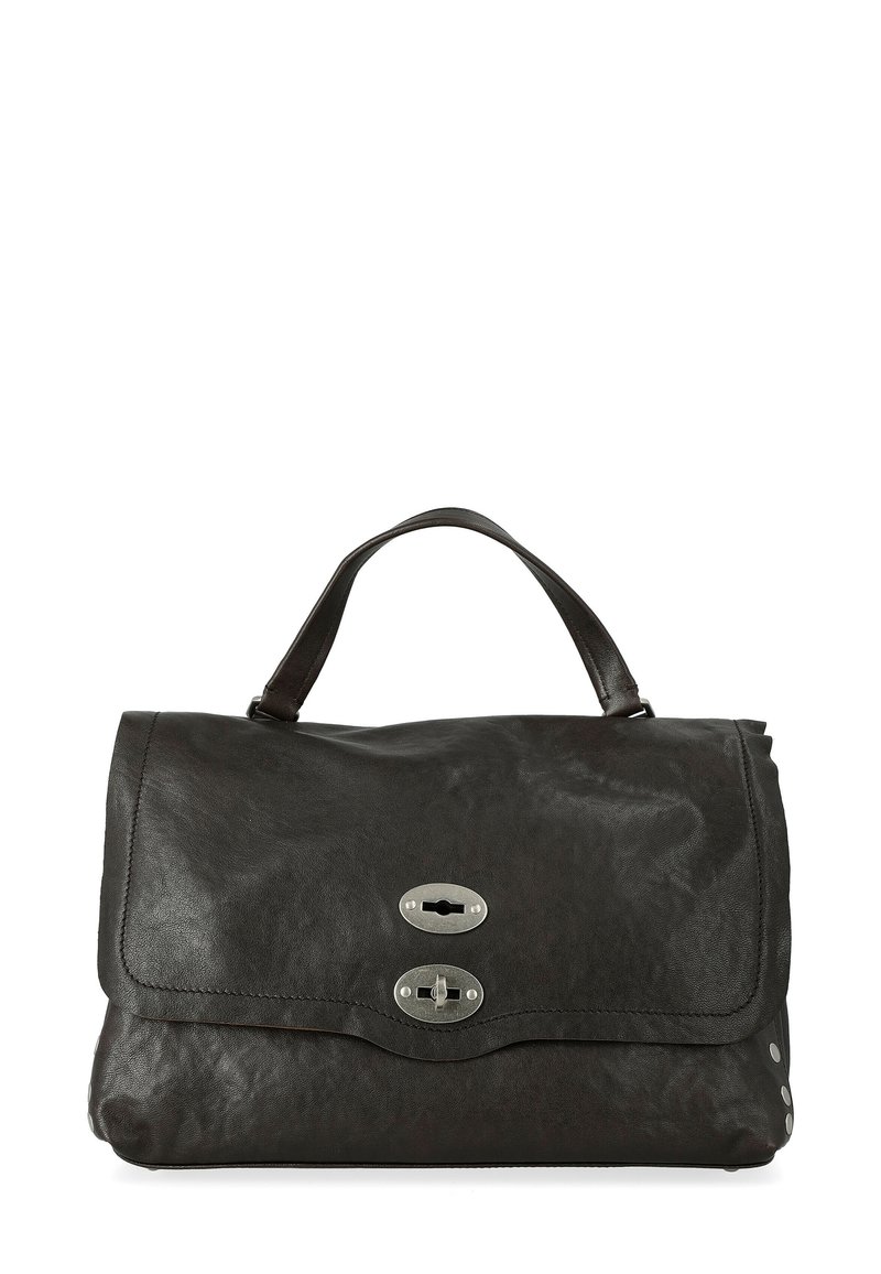 Borsa a mano in pelle nera con patta pieghevole, hardware in argento e due chiusure a scatto. Presenta una texture liscia e dettagli laterali.