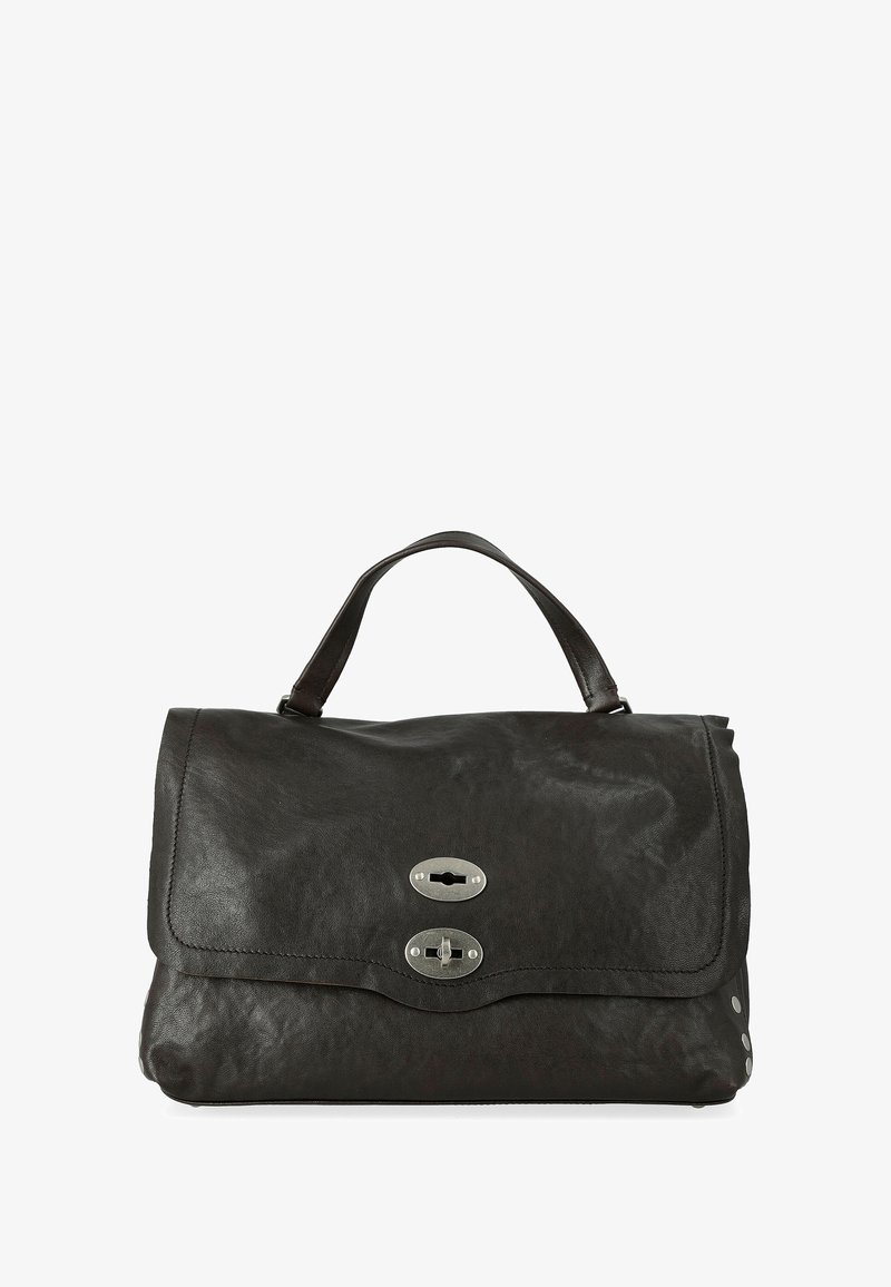 Borsa a mano in pelle nera con patta pieghevole, hardware in argento e due chiusure a scatto. Presenta una texture liscia e dettagli laterali.