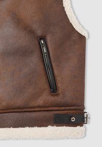 Gilet marrone in pelle sintetica con fodera in shearling color crema a contrasto, tasca con zip inclinata e cinturino con dettaglio fibbia in metallo.