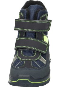 Calzado en navy y negro con costuras verdes, que presenta dos correas ajustables de Velcro, tela texturizada y suela de goma.