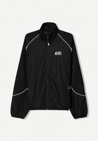 Zwarte windbreakerjas met witte accentstrepen, een hoge kraag en een volledige ritssluiting aan de voorkant. Heeft een logo op de borst en elastische manchetten.