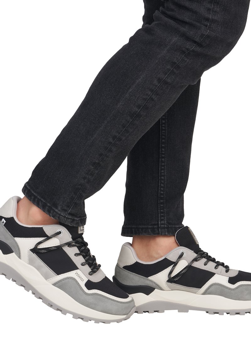 Baskets pour hommes dans une combinaison de couleurs noir et gris, dotées de matériaux en daim et en mesh, d'une semelle épaisse et de lacets contrastants.