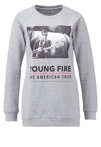Szara bluza z długim rękawem, z grafiką na przodzie przedstawiającą muzyka, tekstem „YOUNG FIRE” oraz szczegółami trasy w czarnym i różowym druku.