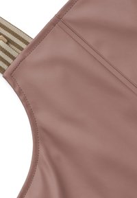 Roze waterdicht materiaal met een gladde textuur. Bevat een diagonale naad en een geweven band in beige en bruine strepen.