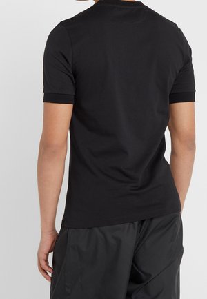 Czarna koszulka z krótkim rękawem wykonana z bawełny, z okrągłym dekoltem i kontrastowym czarnym wykończeniem na rękawach. Gładka faktura, prosty design.