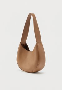 Ταν δερμάτινη τσάντα ώμου σε σχήμα ημισελήνου με φαρδιά λουράκι και υφή επιφάνειας σε απλό λευκό φόντο.