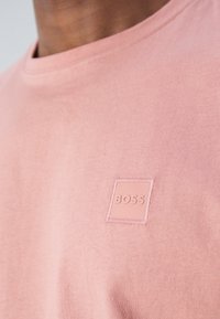 BOSS TALES - Paprasti marškinėliai - open pink