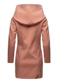 Manteau rose à manches longues avec un grand col plié, des coutures au dos pour la mise en forme, et "MARIKOO" brodé sur le bord supérieur du col.