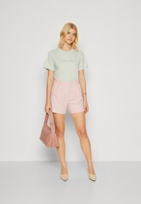 Calvin Klein HERO LOGO REGULAR - Camiseta estampada - morning frost