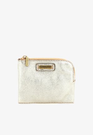 Portafoglio con zip color argento metallizzato, dettagli in oro, texture effetto pelle e forma rettangolare. Presenta una targhetta con logo sul davanti.