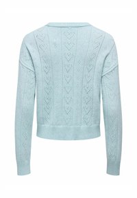 Pull tricoté bleu clair avec motifs en forme de cœur, poignets et ourlet côtelés. Présente un col rond et un design court à l'arrière.