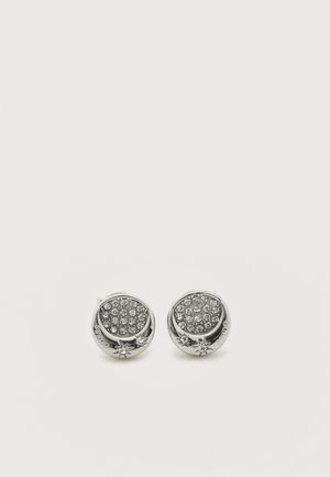 Boucles d'oreilles rondes en argent ornées de cristaux clairs regroupés et de petits accents en forme d'étoile sur un fond blanc uni.